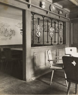 Raumteiler mit Wappen für ein Lokal ca. 1936